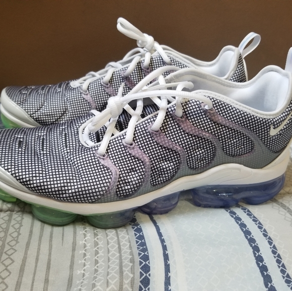 vapormax plus grid print